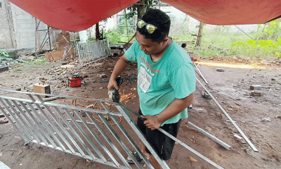 Pekerja menyelesaikan pembuatan pagar besi di Bengkel Cipta Mandiri Las kawasan Pedurenan, Kota Bekasi, Jawa Barat, Sabtu (9/7/2022).
