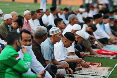 Umat Islam melakukan salat Hari Raya Idul Adha 1443 Hijriah berjamaah diarea terbuka lapangan sepak bola Pors Serdang Kemayoran, Jakarta, Sabtu (9/7/2022).