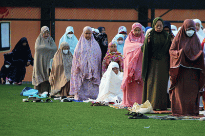 Umat Islam melakukan salat Hari Raya Idul Adha 1443 Hijriah berjamaah diarea terbuka lapangan sepak bola Pors Serdang Kemayoran, Jakarta, Sabtu (9/7/2022).