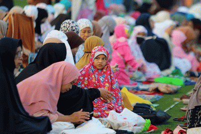 Umat Islam melakukan salat Hari Raya Idul Adha 1443 Hijriah berjamaah diarea terbuka lapangan sepak bola Pors Serdang Kemayoran, Jakarta, Sabtu (9/7/2022).