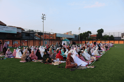 Umat Islam melakukan salat Hari Raya Idul Adha 1443 Hijriah berjamaah diarea terbuka lapangan sepak bola Pors Serdang Kemayoran, Jakarta, Sabtu (9/7/2022).