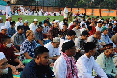 Umat Islam melakukan salat Hari Raya Idul Adha 1443 Hijriah berjamaah diarea terbuka lapangan sepak bola Pors Serdang Kemayoran, Jakarta, Sabtu (9/7/2022).