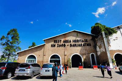 Pengunjung saat menikmati suasana Salah satu rest area yang ikonik dibangun dengan memanfaatkan cagar budaya pabrik gula Banjaratma peninggalan Belanda.