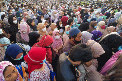 Ribuan jamaah memadati Masjid Istiqlal, Jakarta Pusat, untuk menunaikan salat Idul Adha, Minggu (10/7/2022).