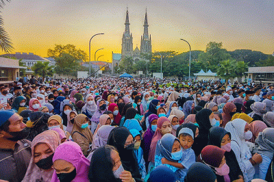 Ribuan jamaah memadati Masjid Istiqlal, Jakarta Pusat, untuk menunaikan salat Idul Adha, Minggu (10/7/2022).