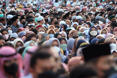 Ribuan jamaah memadati Masjid Istiqlal, Jakarta Pusat, untuk menunaikan salat Idul Adha, Minggu (10/7/2022).