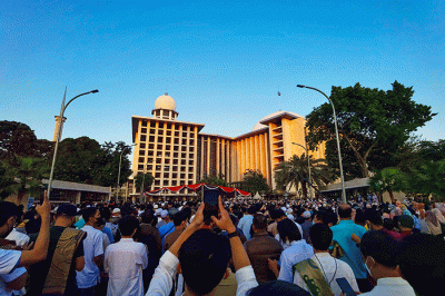 Ribuan jamaah memadati Masjid Istiqlal, Jakarta Pusat, untuk menunaikan salat Idul Adha, Minggu (10/7/2022).