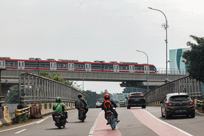 Gerbong kereta rel Light Rail Transit (LRT) terparkir di Stasiun Cibubur, Jakarta Timur, Senin (11/7/2022).