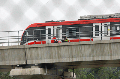 Gerbong kereta rel Light Rail Transit (LRT) terparkir di Stasiun Cibubur, Jakarta Timur, Senin (11/7/2022).