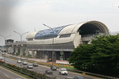 Gerbong kereta rel Light Rail Transit (LRT) terparkir di Stasiun Cibubur, Jakarta Timur, Senin (11/7/2022).