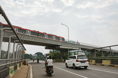 Gerbong kereta rel Light Rail Transit (LRT) terparkir di Stasiun Cibubur, Jakarta Timur, Senin (11/7/2022).