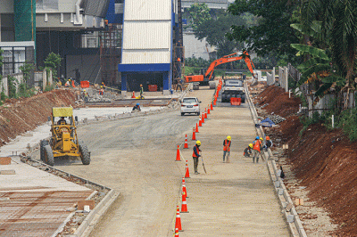 Gerbong kereta rel Light Rail Transit (LRT) terparkir di Stasiun Cibubur, Jakarta Timur, Senin (11/7/2022).
