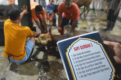 Aktivitas tukang jagal saat melakukan penyembelihan hewan kurban di Rumah Pemotongan Hewan (RPH) Kabupaten Semarang, Jawa Tengah, Senin (11/7/2022).