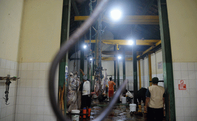 Aktivitas tukang jagal saat melakukan penyembelihan hewan kurban di Rumah Pemotongan Hewan (RPH) Kabupaten Semarang, Jawa Tengah, Senin (11/7/2022).