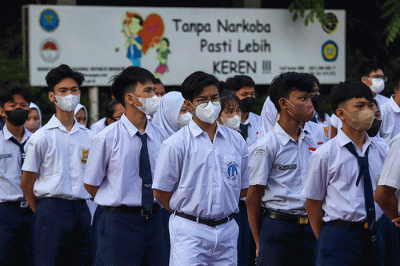 Ratusan peserta didik baru mengikuti apel saat Masa Pengenalan Lingkungan Sekolah (MPLS) di SMAN 70, Jakarta Selatan, Senin (11/7/2022).