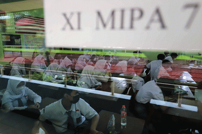 Ratusan peserta didik baru mengikuti apel saat Masa Pengenalan Lingkungan Sekolah (MPLS) di SMAN 70, Jakarta Selatan, Senin (11/7/2022).