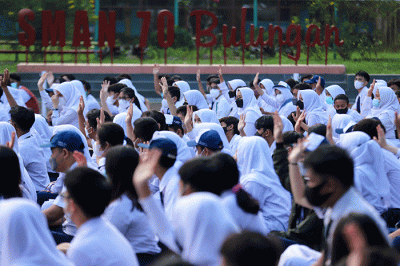 Ratusan peserta didik baru mengikuti apel saat Masa Pengenalan Lingkungan Sekolah (MPLS) di SMAN 70, Jakarta Selatan, Senin (11/7/2022).