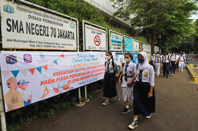 Ratusan peserta didik baru mengikuti apel saat Masa Pengenalan Lingkungan Sekolah (MPLS) di SMAN 70, Jakarta Selatan, Senin (11/7/2022).