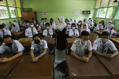 Ratusan peserta didik baru mengikuti apel saat Masa Pengenalan Lingkungan Sekolah (MPLS) di SMAN 70, Jakarta Selatan, Senin (11/7/2022).