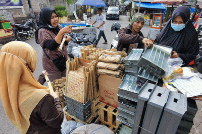 Pedagang saat melayani pembeli perlengkapan membuat sate di Jakarta Barat, Minggu (10/7/2022).