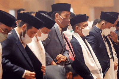 Presiden Joko Widodo (tengah) didampingi Menteri Pertahanan Prabowo Subianto dan Imam Besar Masjid Istiqlal Nazarudin Umar saat menunaikan salat Idul Adha.