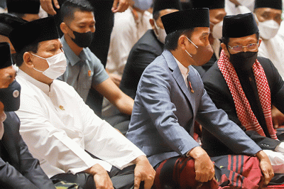 Presiden Joko Widodo (tengah) didampingi Menteri Pertahanan Prabowo Subianto dan Imam Besar Masjid Istiqlal Nazarudin Umar saat menunaikan salat Idul Adha.