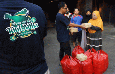 Petugas mendistribusikan daging kurban kepada warga di Kantor DPP LDII, Jakarta, Minggu (10/7/2022).