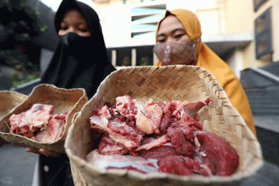 Petugas mendistribusikan daging kurban kepada warga di Kantor DPP LDII, Jakarta, Minggu (10/7/2022).
