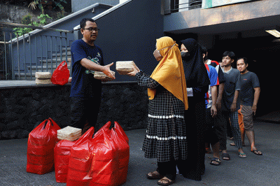 Petugas mendistribusikan daging kurban kepada warga di Kantor DPP LDII, Jakarta, Minggu (10/7/2022).