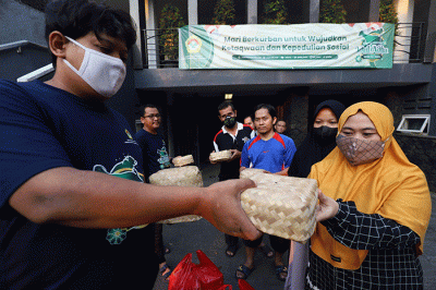 Petugas mendistribusikan daging kurban kepada warga di Kantor DPP LDII, Jakarta, Minggu (10/7/2022).