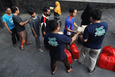 Petugas mendistribusikan daging kurban kepada warga di Kantor DPP LDII, Jakarta, Minggu (10/7/2022).