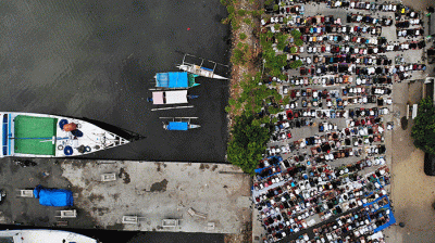 Foto udara sejumlah umat muslim menunaikan ibadah salat Idul Adha 1443 H di Pelabuhan Paotere Makassar, Minggu (10/7/2022).