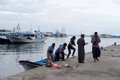 Foto udara sejumlah umat muslim menunaikan ibadah salat Idul Adha 1443 H di Pelabuhan Paotere Makassar, Minggu (10/7/2022).