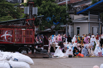 Foto udara sejumlah umat muslim menunaikan ibadah salat Idul Adha 1443 H di Pelabuhan Paotere Makassar, Minggu (10/7/2022).