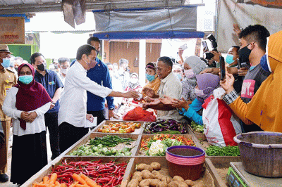 Presiden pun memastikan agar bantuan tersebut dapat memperkuat daya beli masyarakat sehingga dapat meningkatkan pertumbuhan ekonomi daerah setempat.