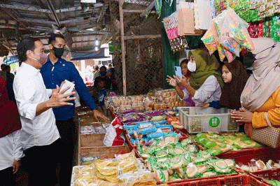 Presiden pun memastikan agar bantuan tersebut dapat memperkuat daya beli masyarakat sehingga dapat meningkatkan pertumbuhan ekonomi daerah setempat.