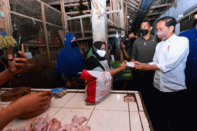 Presiden pun memastikan agar bantuan tersebut dapat memperkuat daya beli masyarakat sehingga dapat meningkatkan pertumbuhan ekonomi daerah setempat.