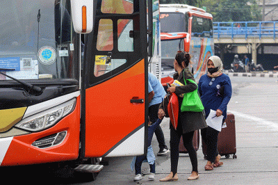 Penumpang menunggu kedatangan bus di Terminal Kampung Rambutan, Jakarta Timur, Selasa (12/7/2022).