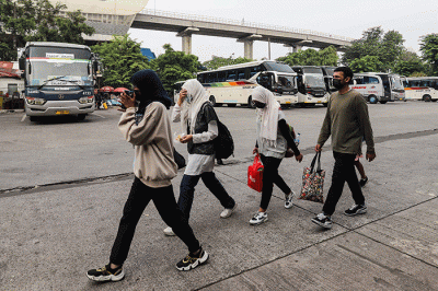 Penumpang menunggu kedatangan bus di Terminal Kampung Rambutan, Jakarta Timur, Selasa (12/7/2022).