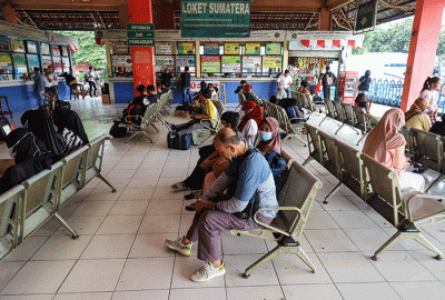 Penumpang menunggu kedatangan bus di Terminal Kampung Rambutan, Jakarta Timur, Selasa (12/7/2022).