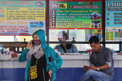 Penumpang menunggu kedatangan bus di Terminal Kampung Rambutan, Jakarta Timur, Selasa (12/7/2022).