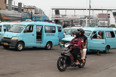 Para penumpang menggunakan angkutan umum di kawasan Jakarta Selatan, Senin (11/7/2022).