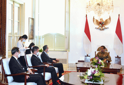 Presiden Joko Widodo menerima kunjungan Menteri Luar Negeri (Menlu) Republik Rakyat Tiongkok (RRT) Wang Yi beserta delegasi di Istana Merdeka, Jakarta.