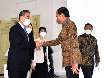 Presiden Joko Widodo menerima kunjungan Menteri Luar Negeri (Menlu) Republik Rakyat Tiongkok (RRT) Wang Yi beserta delegasi di Istana Merdeka, Jakarta.