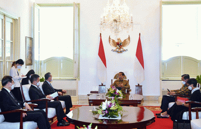 Presiden Joko Widodo menerima kunjungan Menteri Luar Negeri (Menlu) Republik Rakyat Tiongkok (RRT) Wang Yi beserta delegasi di Istana Merdeka, Jakarta.
