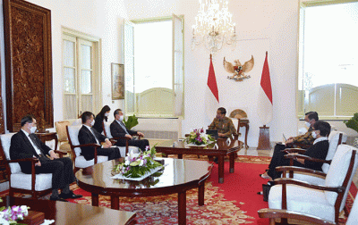 Presiden Joko Widodo menerima kunjungan Menteri Luar Negeri (Menlu) Republik Rakyat Tiongkok (RRT) Wang Yi beserta delegasi di Istana Merdeka, Jakarta.