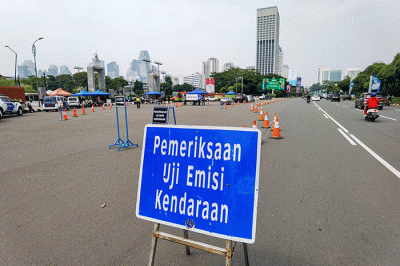 Sejumlah kendaraan mengikuti uji emisi gratis di Senayan, Jakarta, Selasa (12/7/2022).