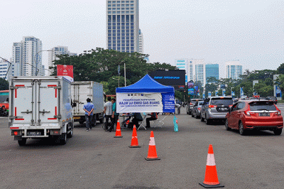Sejumlah kendaraan mengikuti uji emisi gratis di Senayan, Jakarta, Selasa (12/7/2022).