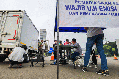 Sejumlah kendaraan mengikuti uji emisi gratis di Senayan, Jakarta, Selasa (12/7/2022).