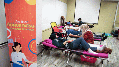 Chief Technology Officer Amar Bank, Kevin Kane berpartisipasi dalam kegiatan sosial donor darah untuk memperingati hari jadi 8 tahun Tunaiku.
